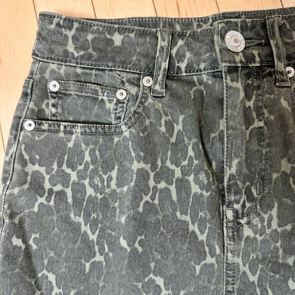 AMERICAN EAGLE Denim Stretch OliveGreen Camo Animal Print Mini Jean Skirt Size 2 - Picture 3 of 8